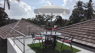 vue de la terrasse du haut sur la baie de Chaweng à Koh Samui. Entièrement climatisée, elle offre l'avantage d'avoir en plus une terrasse devant avec piscine privée, vous pouvez aussi bronzer sur la terrasse toiture. De cette terrasse, vous avez une très belle vue sur La plus populaire des plages. Longue de 7 Km, elle est couverte d'un sable blanc et fin et est bordée d'une eau turquoise et d'un récif de corail fermé par deux petites îles verdoyantes. Chaweng attire autant les jeunes voyageurs que les familles grâce à ses attraits...Sur la côte est, à 10 Km au sud de Chaweng, se trouve la deuxième plage la plus populaire de l'île, Lamai Beach. Le sable n'y est pas aussi fin mais la plage est grande et le front de mer entièrement bordé de cocotiers.